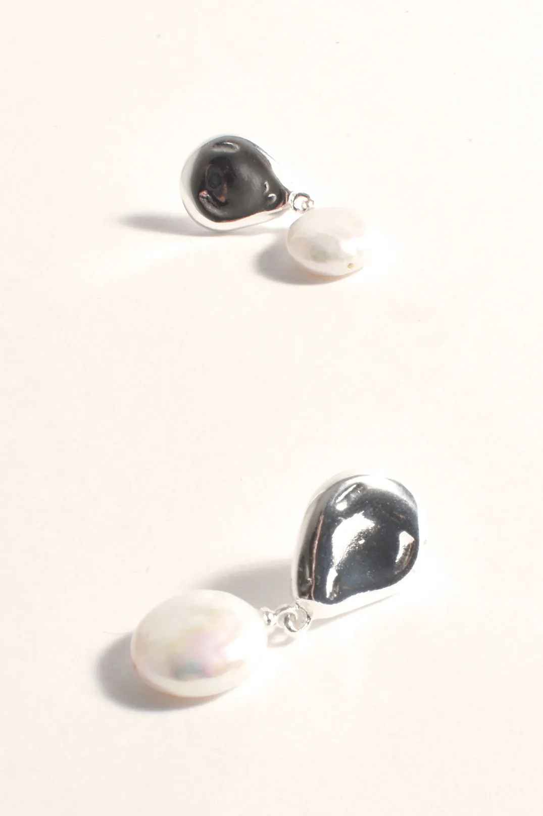 Metal Top Freshwater Pearl Earrings Cream/Silver